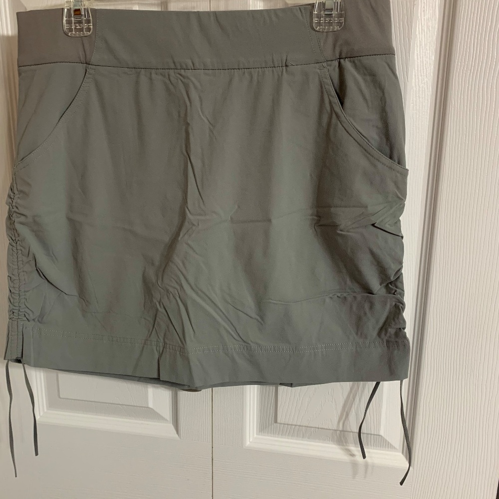 Columbia Brand Skort  Size large  Grey